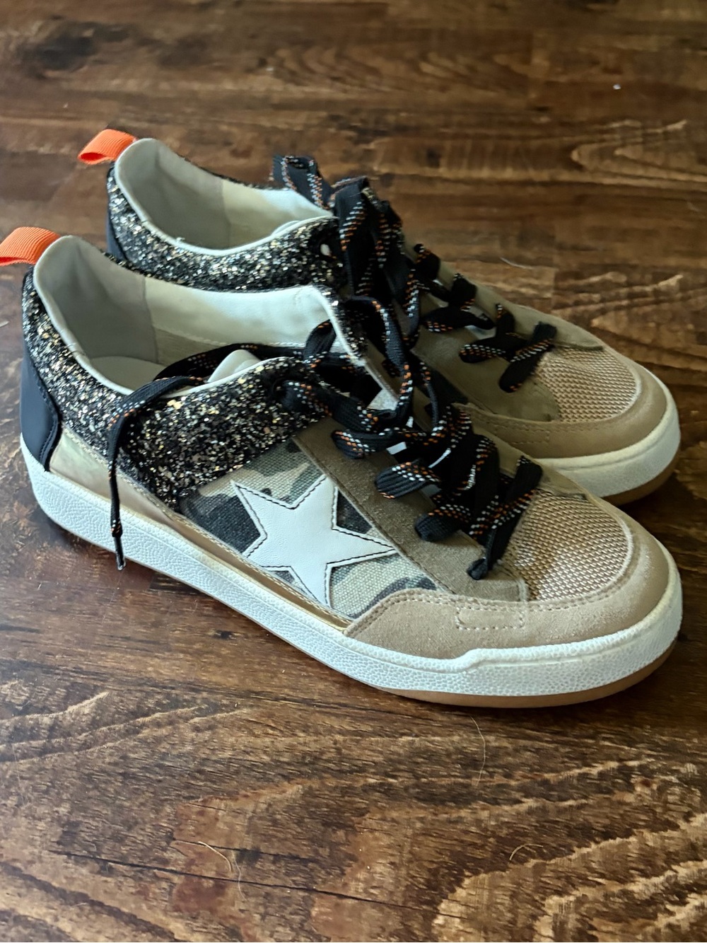 Steve Madden size 9.5 Star Accent Glitter Trim Suede Sneakers - Beige & Black